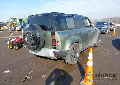 2024 Land Rover Defender 110 P400 S z USA, uszkodzony, nr VIN SALEJ7EU5R2307875